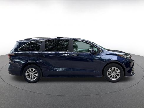 Used 2024 Toyota Sienna XLE FWD image 14