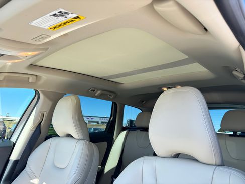 Used 2017 Volvo XC60 T6 Dynamic w/ Preferred Option Package image 18