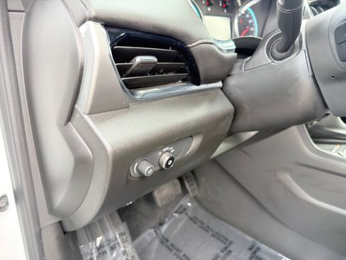 Used 2023 Chevrolet Traverse LT image 23