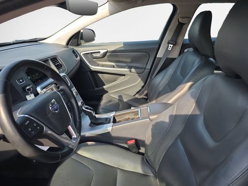 Used 2017 Volvo V60 T5 Premier w/ Convenience Package FWD image 12