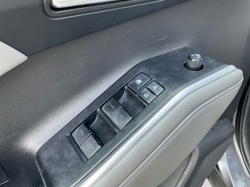 Used 2021 Toyota Highlander XLE AWD/4WD image 10
