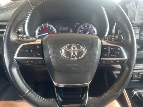 Used 2020 Toyota Highlander XLE AWD/4WD image 30