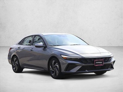 New 2025 Hyundai Elantra SEL image 3