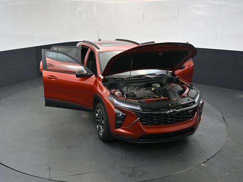 Used 2024 Chevrolet Trax RS w/ Sunroof Package FWD image 17