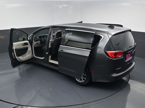 Used 2022 Chrysler Voyager LX image 22