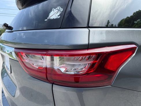 Used 2018 Chevrolet Traverse Premier w/ Driver Confidence II Package FWD image 9