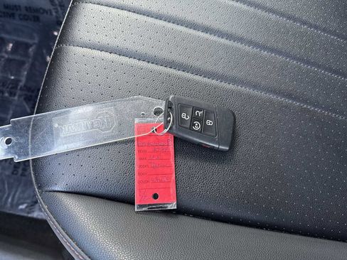 Used 2024 Volkswagen Tiguan SE image 33