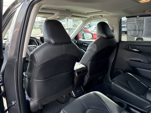 Used 2021 Toyota Highlander XLE image 14