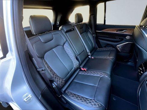 New 2025 Jeep Grand Cherokee Summit image 9