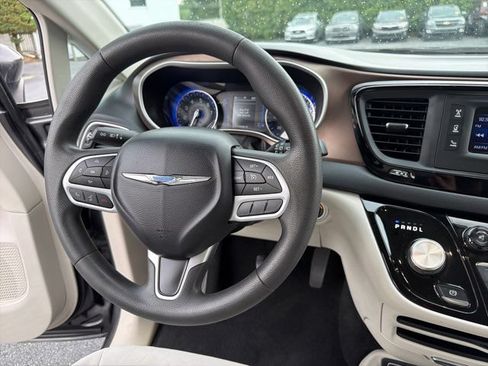 Used 2017 Chrysler Pacifica LX FWD image 29