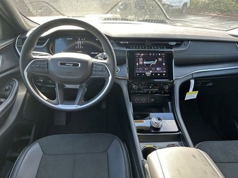 New 2025 Jeep Grand Cherokee Altitude image 21