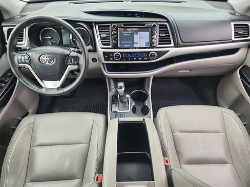 Used 2016 Toyota Highlander XLE image 26
