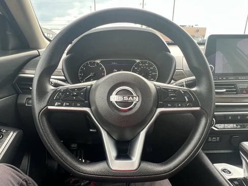 Used 2025 Nissan Altima 2.5 SV FWD image 21