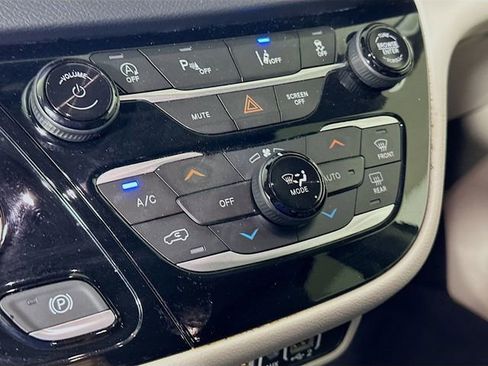 Used 2023 Chrysler Pacifica Touring-L FWD image 17