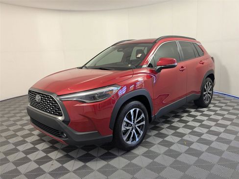 Used 2023 Toyota Corolla Cross XLE image 1
