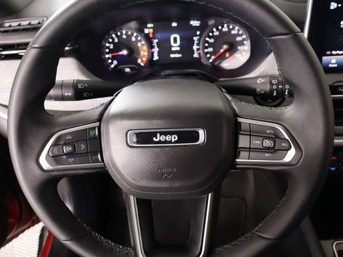 Used 2024 Jeep Compass Latitude image 3
