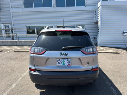Used 2019 Jeep Cherokee Latitude Plus AWD/4WD image 4