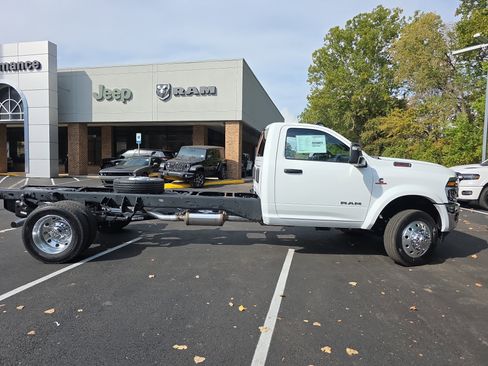 New 2026 RAM 5500 4x4 Regular Cab image 21