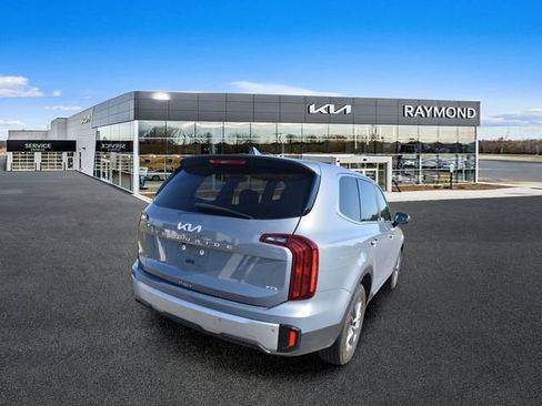 Used 2024 Kia Telluride LX AWD/4WD image 3