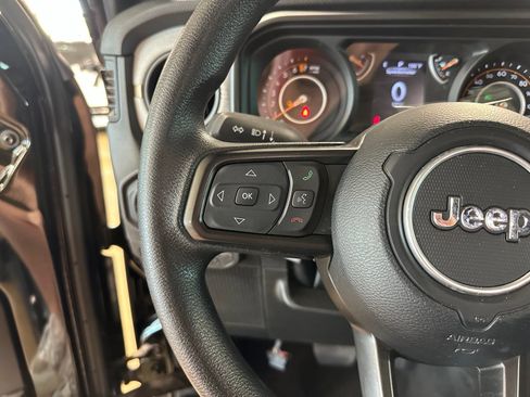 Used 2025 Jeep Gladiator Sport AWD/4WD image 16