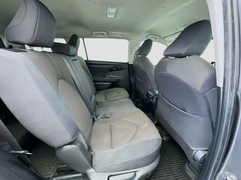 Used 2023 Toyota Highlander LE FWD image 19
