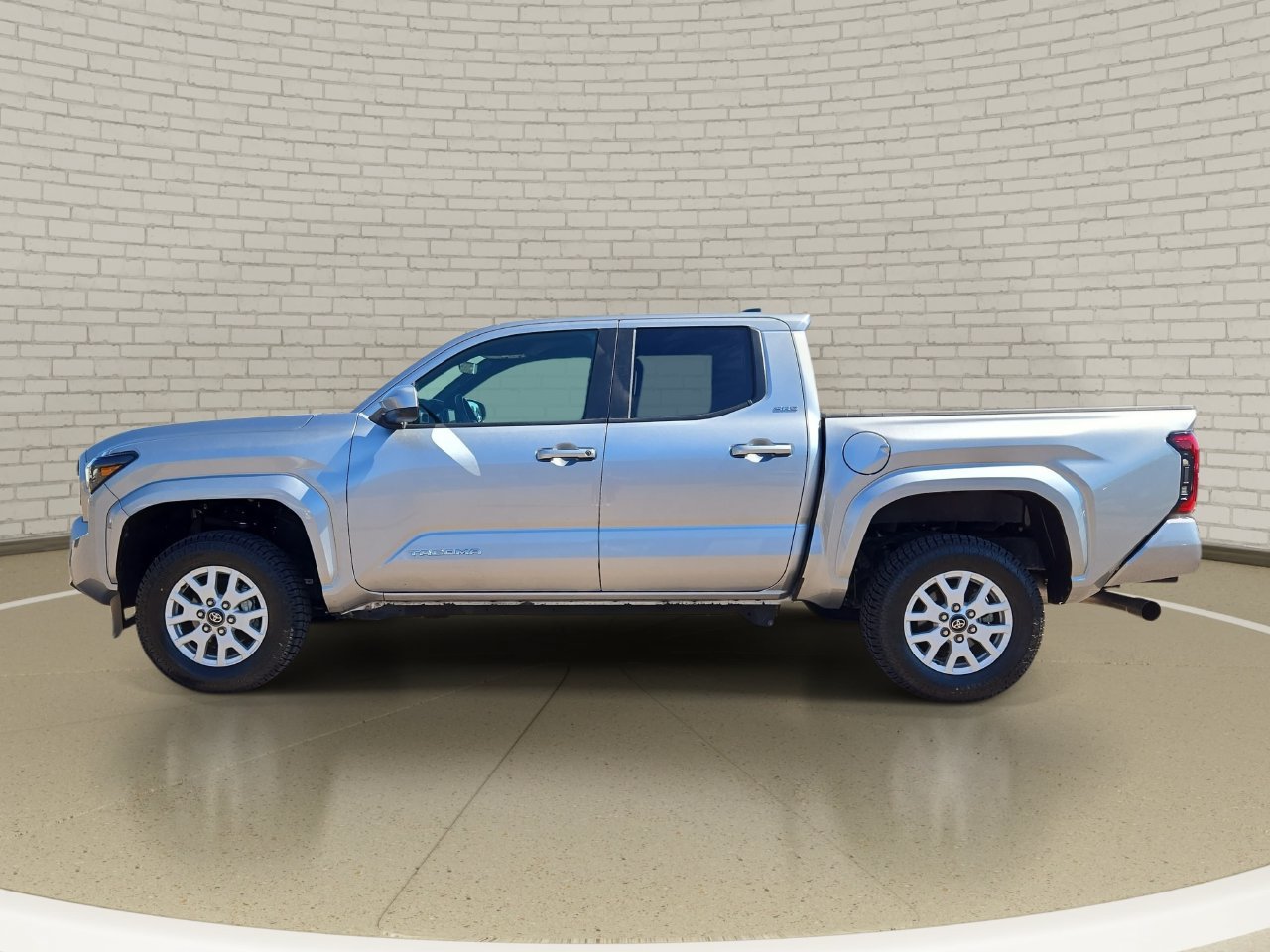 Used 2024 Toyota Tacoma SR5 AWD/4WD image 8