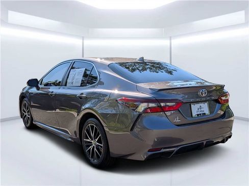 Used 2022 Toyota Camry SE FWD image 6
