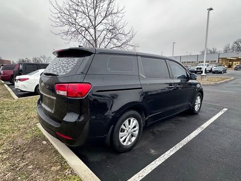 Used 2017 Kia Sedona L image 8