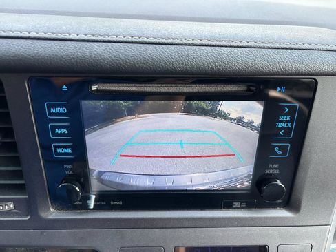 Used 2016 Toyota Sienna SE Premium FWD image 24