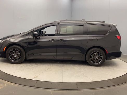 Used 2019 Chrysler Pacifica Touring-L w/ S Appearance Package FWD image 2