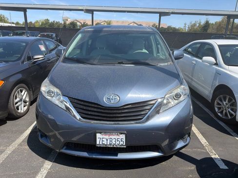 Used 2014 Toyota Sienna LE FWD image 2