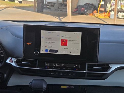 Used 2025 Toyota Sienna LE image 18