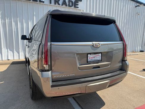 Used 2019 Cadillac Escalade Luxury AWD/4WD image 4