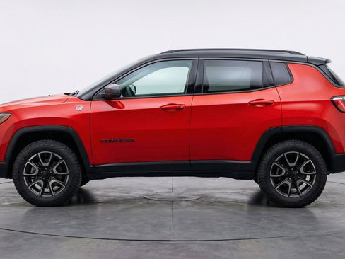 Used 2025 Jeep Compass Trailhawk AWD/4WD image 5