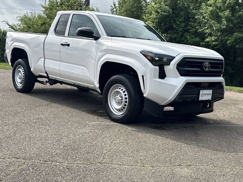 Used 2024 Toyota Tacoma SR image 4