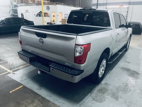 Used 2019 Nissan Titan SV w/ SV Convenience Package RWD image 5