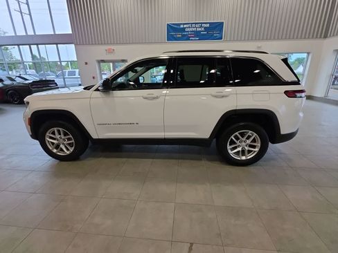 Used 2023 Jeep Grand Cherokee Laredo w/ Luxury Tech Group I AWD/4WD image 16