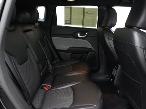 Used 2024 Jeep Compass Latitude AWD/4WD image 35
