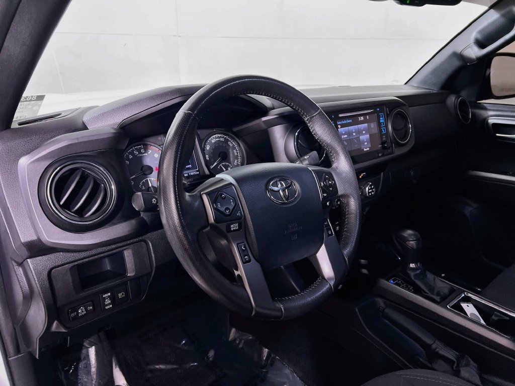 Certified 2018 Toyota Tacoma TRD Off-Road w/ Technology Package AWD/4WD image 9