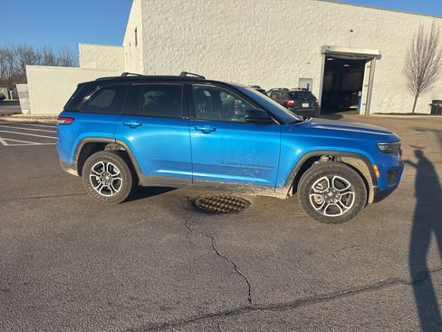 Used 2022 Jeep Grand Cherokee Trailhawk w/ Luxury Tech Group III image 10