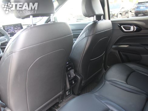 Used 2025 Jeep Compass Latitude w/ Convenience Group AWD/4WD image 21