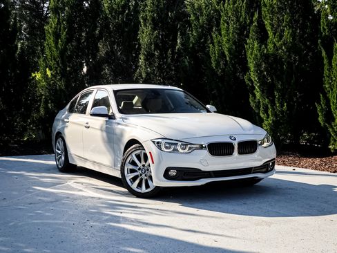 Used 2018 BMW 320i Sedan RWD image 2