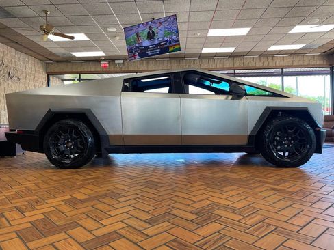 Used 2024 Tesla Cybertruck AWD Crew Cab image 7