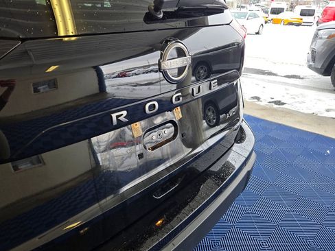 Used 2025 Nissan Rogue SV image 28