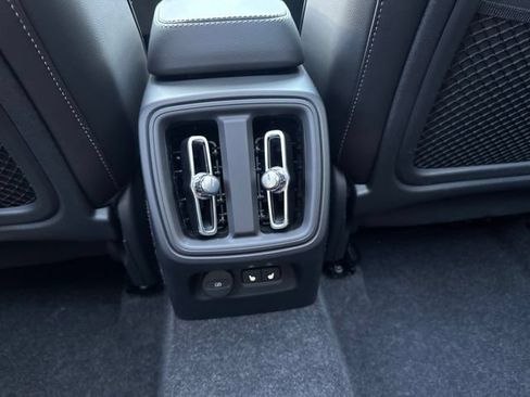 Certified 2025 Volvo XC40 B5 Plus AWD/4WD image 17