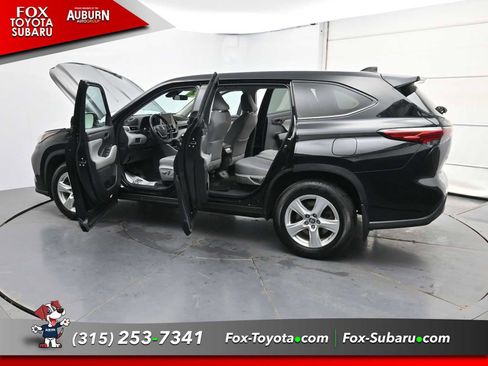 Used 2023 Toyota Highlander LE AWD/4WD image 41