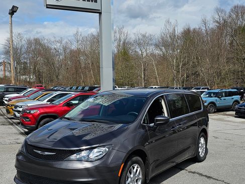 Used 2023 Chrysler Voyager LX image 2