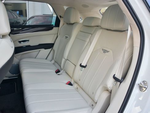 Used 2023 Bentley Bentayga AWD/4WD image 12