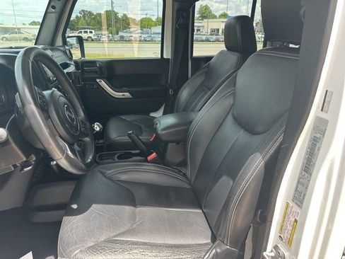 Used 2015 Jeep Wrangler Unlimited Sahara w/ Dual Top Group AWD/4WD image 9