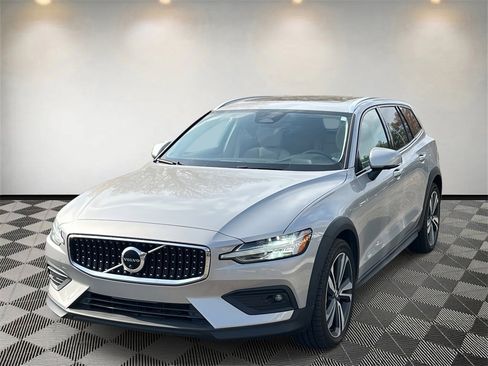 Used 2023 Volvo V60 B5 Cross Country Plus w/ Protection Package Premier image 7
